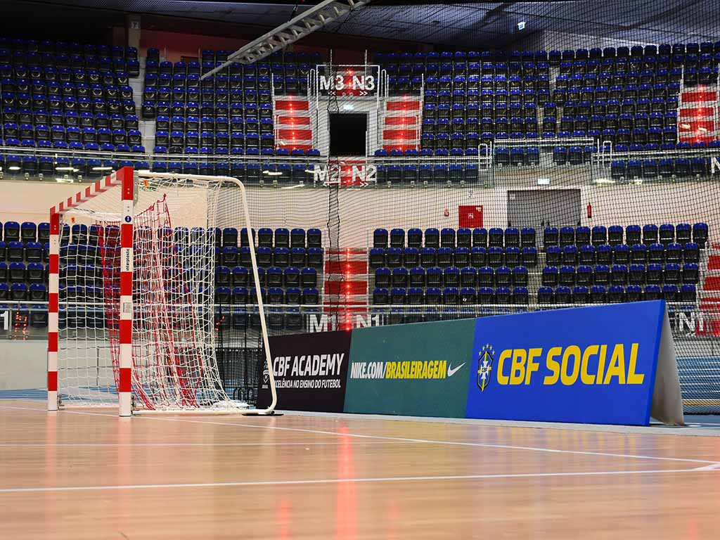 bandy reklamowe Gdańsk Trójmiasto trójkąty reklamowe Gdańsk Trójmiasto / perimeter advertising pitch side advertising Poland / Bandenwerbung Polen Werbebanden Polen