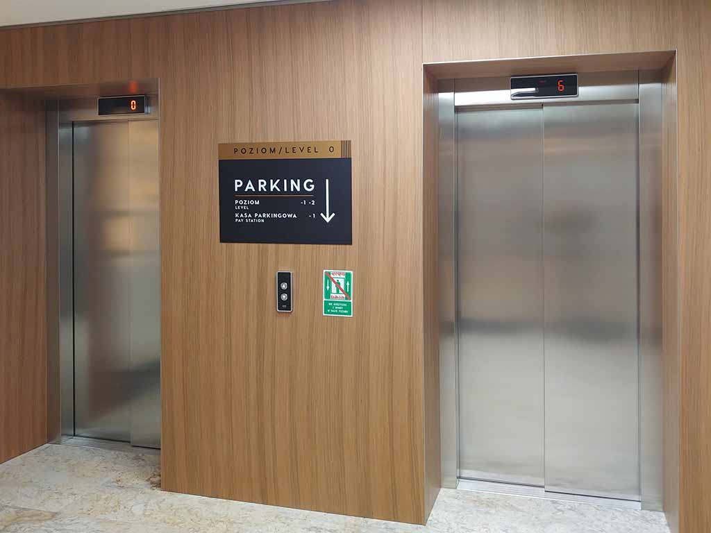 oznakowanie parkingu oznakowanie przestrzeni parkingu indentyfikacja / parking signage parking space signage identity / Parkplatzbezeichnung Identität